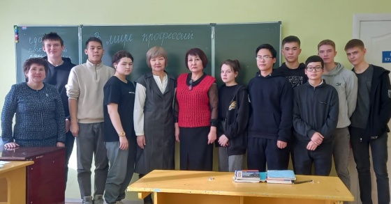 В рамках профориентационной работы среди выпускников общеобразовательных школ района специалист по работе с семьей Аксютина С.М. отделения помощи семье и детям ГАУ СО КЦСОН Александрово-Гайского района В рамках профориентационной работы среди выпускников общеобразовательных школ района специалист по работе с семьей Аксютина С.М. отделения помощи семье и детям ГАУ СО КЦСОН Александрово-Гайского района