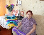 Пенсионерка из Александрово-Гайского района связала для бойцов мочалки.