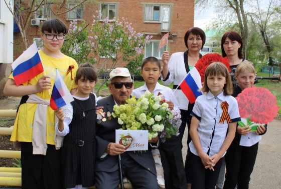 Сотрудники и дети кружка "Затейник " центра социального обслуживания населения Александрово-Гайского района, волонтеры 8 "Б" класса МБОУ СОШ 3 с. Александров-Гай провели акцию "Концерты во дворах ветеранов". Прозвучали песни и стихи Победы. Сотрудники и дети кружка "Затейник " центра социального обслуживания населения Александрово-Гайского района, волонтеры 8 "Б" класса МБОУ СОШ 3 с. Александров-Гай провели акцию "Концерты во дворах ветеранов". Прозвучали песни и стихи Победы.