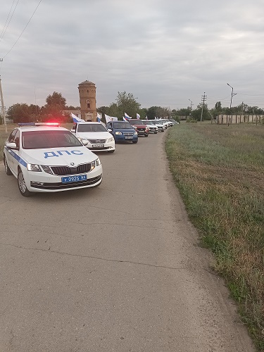 В Новоузенске сотрудники полиции приняли участие в автопробеге посвященный Дню России.