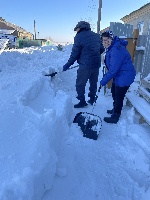 Социальные работники комплексного центра социального обслуживания населения Александрово-Гайского района помогают своим подопечным справиться с непогодой.