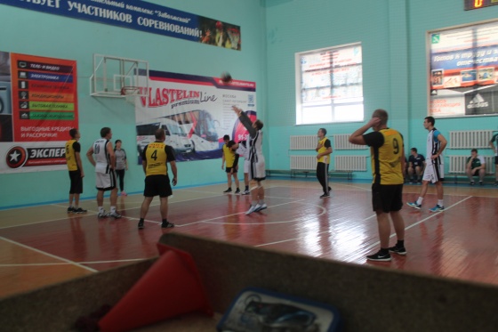 В спортивном зале МБУ ФОК "Заволжский" 25 ноября прошли зональные соревнования по баскетболу