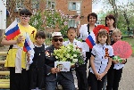 Сотрудники и дети кружка "Затейник " центра социального обслуживания населения Александрово-Гайского района, волонтеры 8 "Б" класса МБОУ СОШ 3 с. Александров-Гай провели акцию "Концерты во дворах ветеранов". Прозвучали песни и стихи Победы.