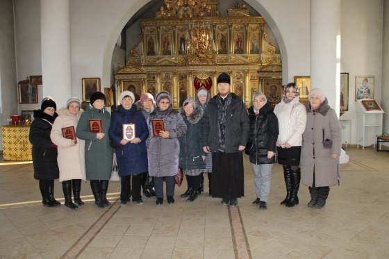 В рамках работы Университета третьего возраста факультета "Социальный туризм" получатели социальных услуг ГАУ СО КЦСОН Александрово-Гайского района посетили просветительский центр духовной культуры при соборе во имя святой великомученицы Екатерины города 