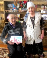 Сотрудники ГАУ СО КЦСОН Александрово-Гайского района поздравили с 90-летним юбилеем жителя с.Александров-Гай - Габдуллина Магзома.
