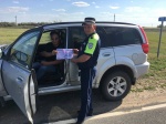 Сотрудники Госавтоинспекции МО МВД России «Новоузенский» Саратовской области в рамках профилактического мероприятия «Внимание летние каникулы!» провели акцию «Автокресло-детям!» на 134 км. А/д Урбах-Александров-Гай.