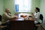 В рамках реализации регионального проекта "Старшее поколение" национального проекта "Демография" в ГАУ СО КЦСОН Александрово-Гайского района реабилитолог проводит индивидуальные  занятия в Школе восстановления "Шаг за шагом".